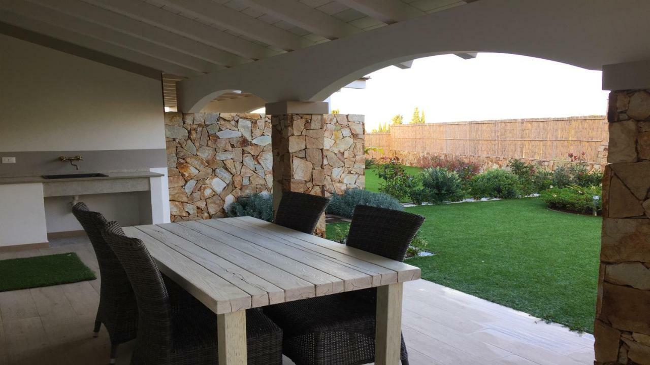 Residence Elegance Ville Ed Appartamenti A Porto Pino Exterior photo